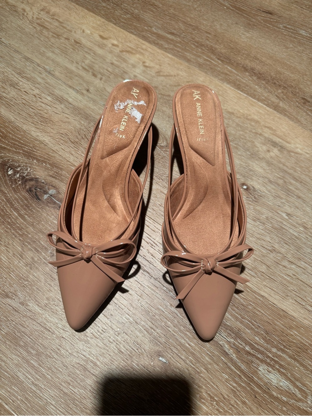 Anne Klein Tan Pointed-Toe Bow shoes. New without tags